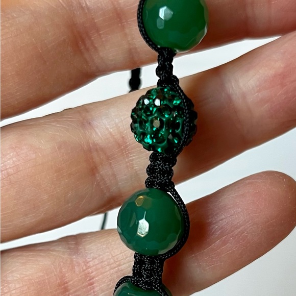 Macrame and bead bracelet. Emerald green glass beads. Adjustable. - Picture 3 of 5